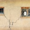 Réparation de fissures dans les murs : les étapes essentielles