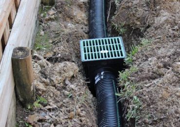 Comment concevoir un système de drainage efficace pour un terrain en pente ?