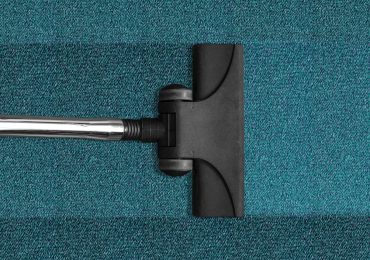Les outils et produits à avoir pour un nettoyage optimal de vos tapis