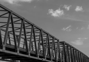 Comment renforcer la solidité de votre pont en acier avec des poutres en I : conseils d’experts