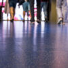 Revêtements de sol : quelle matière pour une piste de danse qui glisse juste assez