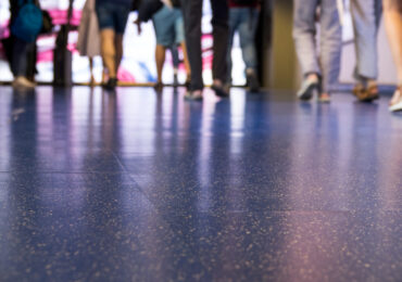 Revêtements de sol : quelle matière pour une piste de danse qui glisse juste assez