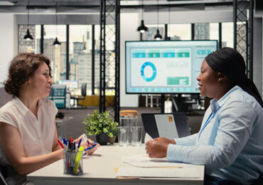 Comment la technique de vente de « l&rsquo;effet miroir » crée une connexion instantanée