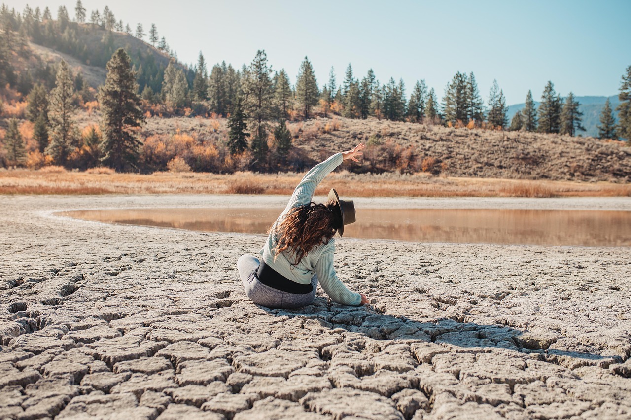 découvrez les bienfaits de l'aqua yoga, une discipline douce qui combine les postures traditionnelles de yoga avec les propriétés apaisantes de l'eau pour améliorer votre bien-être et votre souplesse.