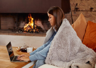 Vivre à domicile en hiver : gérer le chauffage et l&rsquo;isolation intérieure