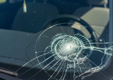 Bris de glace : réparation d&rsquo;impact (résine) vs remplacement de pare-brise