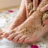 Routine pieds doux : râpe, gommage et masque chaussette