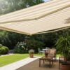 Store banne ou pergola : quelle solution d&rsquo;ombrage est faite pour votre jardin ?