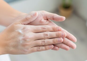 Épilation maillot à la cire : talquer la zone pour protéger la peau