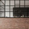 Style industriel : associer brique rouge et verrière noire