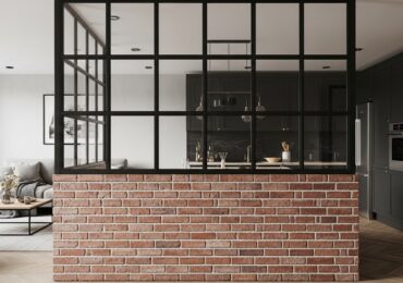 Style industriel : associer brique rouge et verrière noire