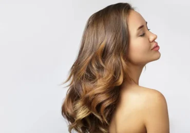 Balayage caramel : la tendance automne incontournable pour les brunes