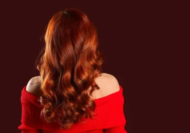 Ombré Hair rouge sur cheveux noirs : le look feu