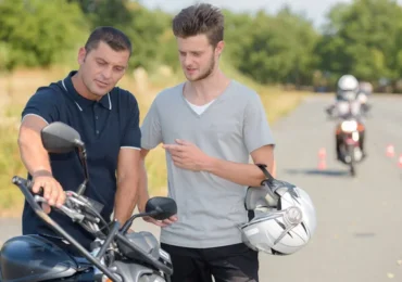 Moniteur moto vs auto : quelles différences de métier