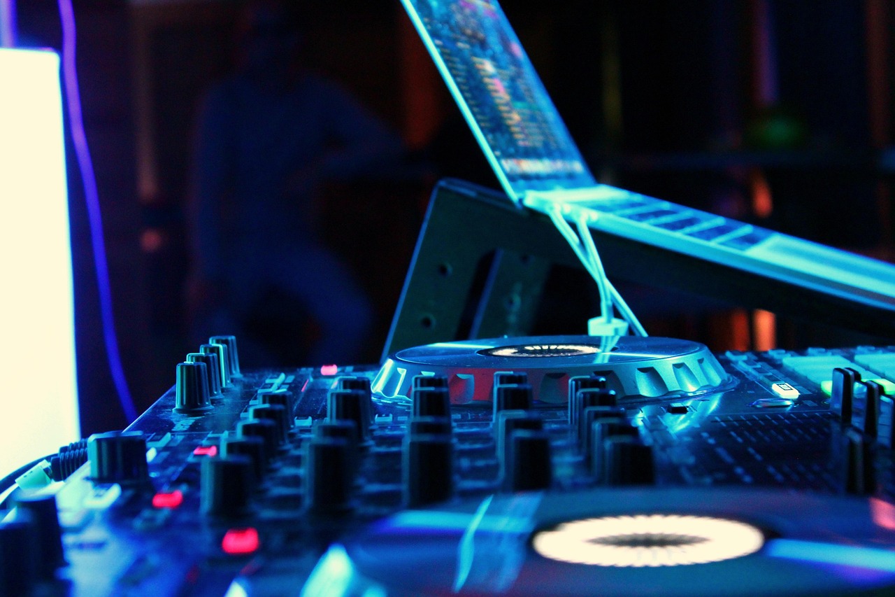 dj professionnel spécialisé dans les événements d'entreprise pour animer vos soirées avec une ambiance sur mesure et une playlist adaptée à votre audience.