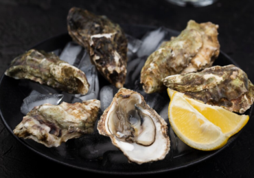 Bar à huîtres : comment distinguer calibres, origines et saveurs