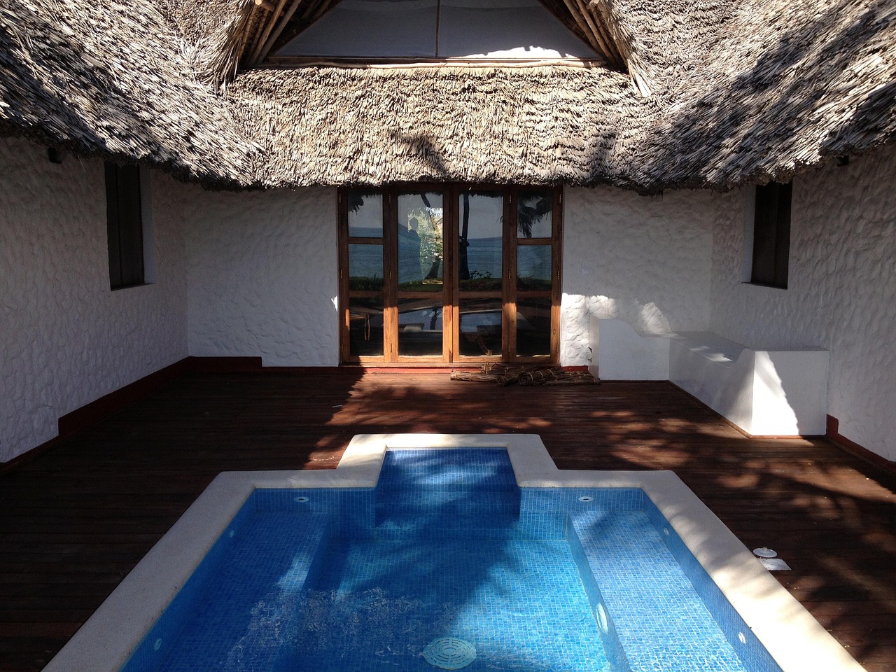 découvrez notre pool house élégant et fonctionnel, parfait pour profiter pleinement de votre espace piscine avec confort et style.
