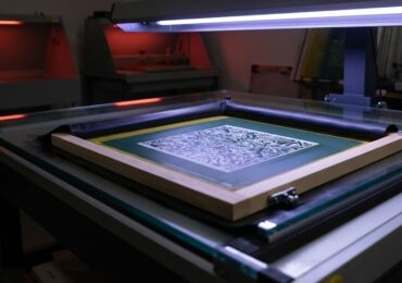 Insoler un cadre de sérigraphie : l&rsquo;étape cruciale de l&rsquo;émulsion