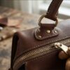 Réparer une anse de sac ou une fermeture éclair en maroquinerie