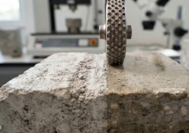 Résistance de béton à l’usure : le rôle crucial du vernis