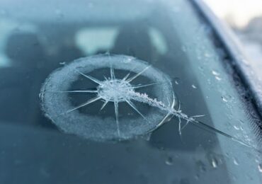 Pare-brise : comment diagnostiquer une fissure qui s&rsquo;agrandit par le froid ?
