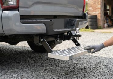 Marchepied arrière compatible avec un attelage remorque