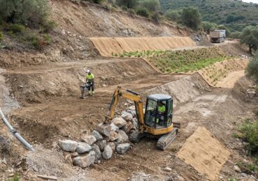 Comment stabiliser un talus abrupt par un terrassement en gradins ?
