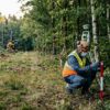 Le rôle du géomètre-expert pour borner le terrain avant le début du déboisement
