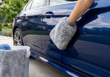 Peinture auto : pourquoi utiliser des accessoires de lavage doux (microfibre)