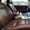 Comment nettoyer et rénover une sellerie de voiture en cuir craquelé ?